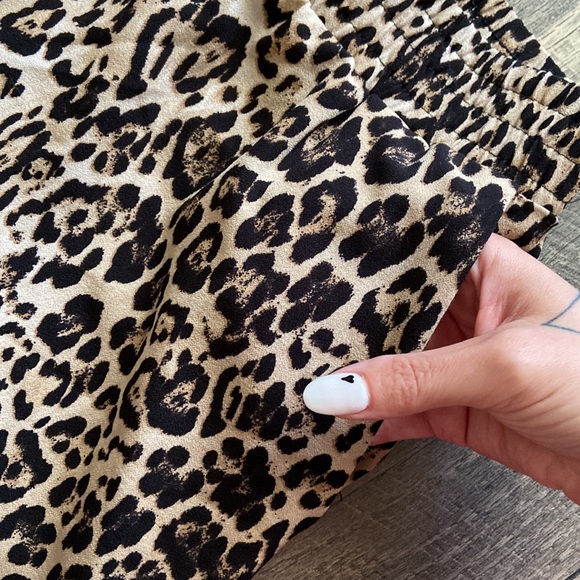 WAYF Serena Pocketed Leopard Jogger - Picture 7 of 12
